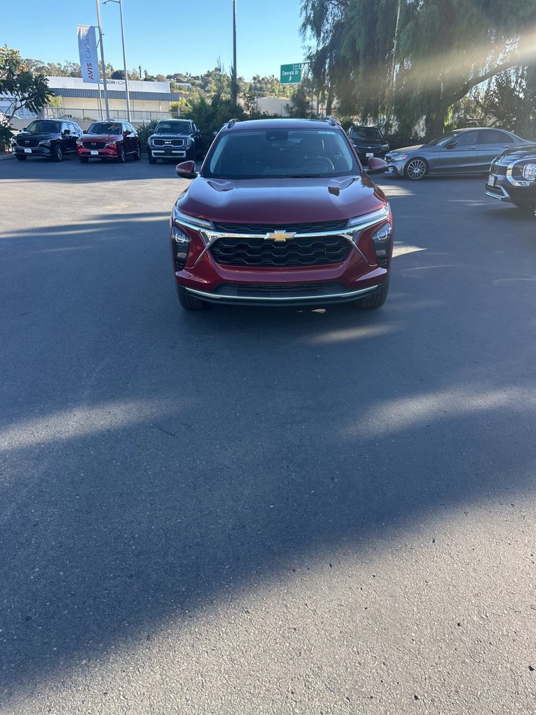 Used 2025 Chevrolet Trax LT w/ LT Convenience Package FWD image 4