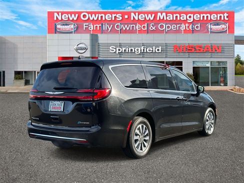 Used 2023 Chrysler Pacifica Touring-L image 5