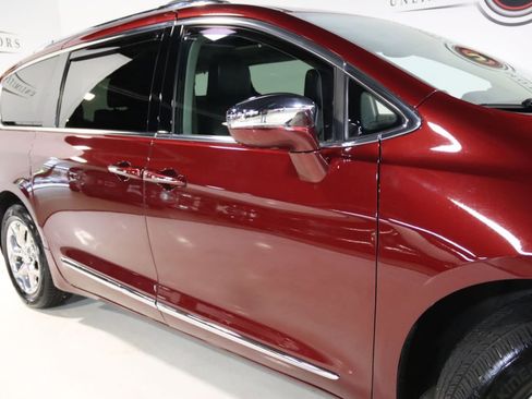Used 2018 Chrysler Pacifica Limited FWD image 8