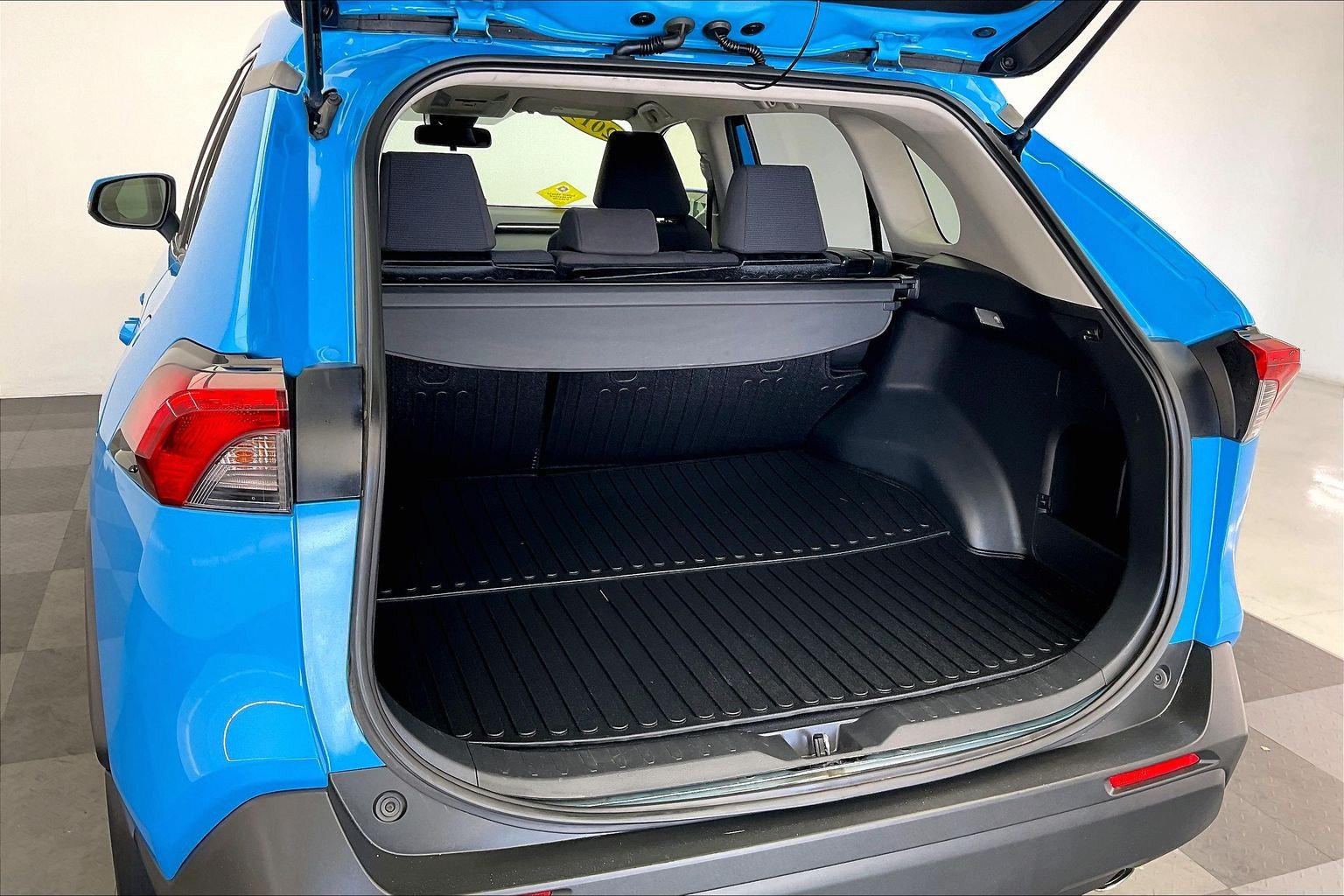 Used 2019 Toyota RAV4 LE w/ All Weather Liner Package FWD image 28