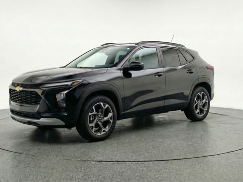 Used 2025 Chevrolet Trax LT w/ LT Convenience Package FWD image 3