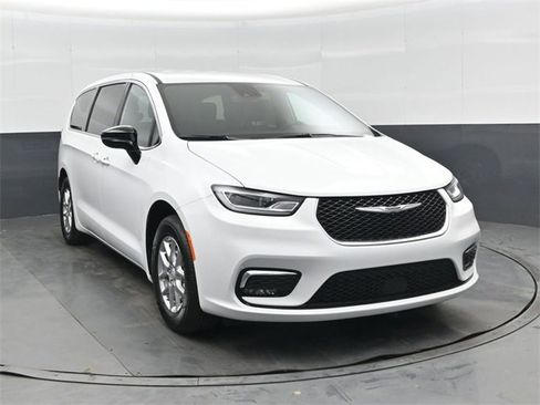 New 2026 Chrysler Pacifica Select image 10