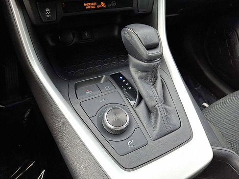 Used 2022 Toyota RAV4 LE image 14