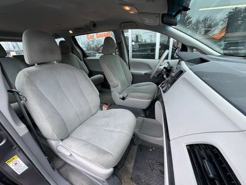 Used 2014 Toyota Sienna L FWD image 11