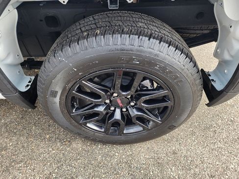 Used 2025 GMC Sierra 1500 Elevation image 9