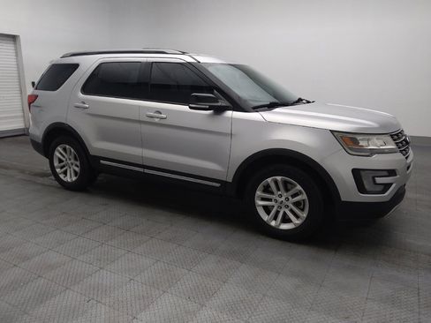 Used 2017 Ford Explorer XLT image 11