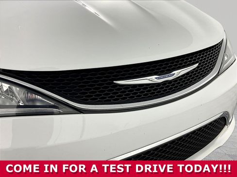 Used 2018 Chrysler Pacifica Limited w/ Tire & Wheel Group FWD image 32