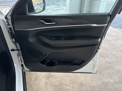 Used 2023 Jeep Grand Cherokee Limited image 26