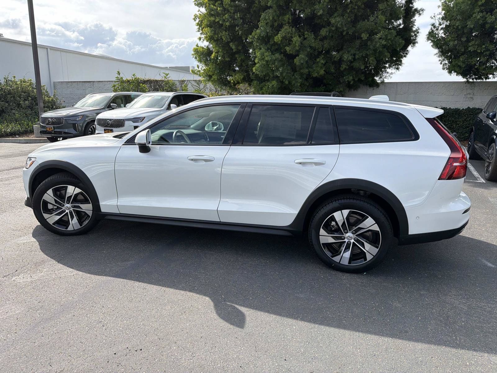 Certified 2025 Volvo V60 B5 Cross Country Plus AWD/4WD image 8