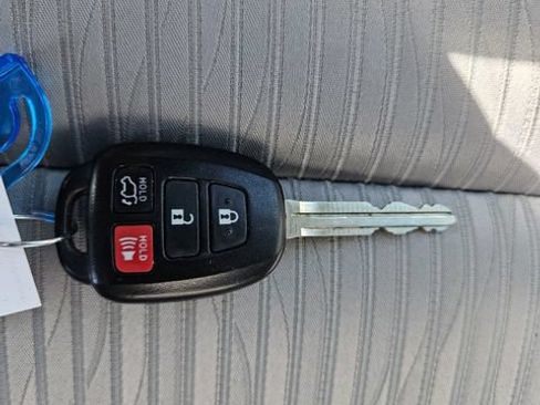 Used 2019 Toyota Highlander Plus FWD image 30