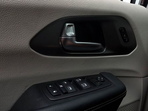 Used 2024 Chrysler Pacifica Touring-L FWD image 25