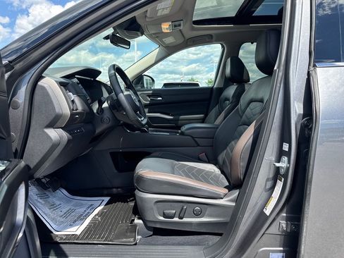 Used 2025 Nissan Pathfinder Platinum w/ Cargo Package AWD/4WD image 32