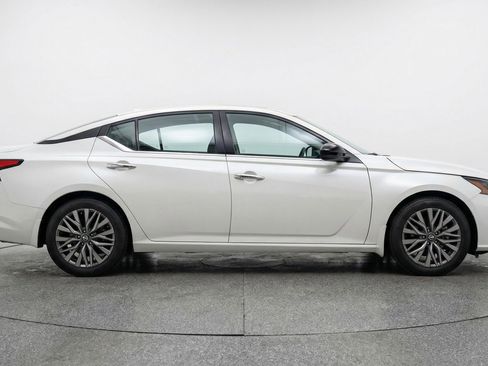 Used 2025 Nissan Altima 2.5 SV image 11