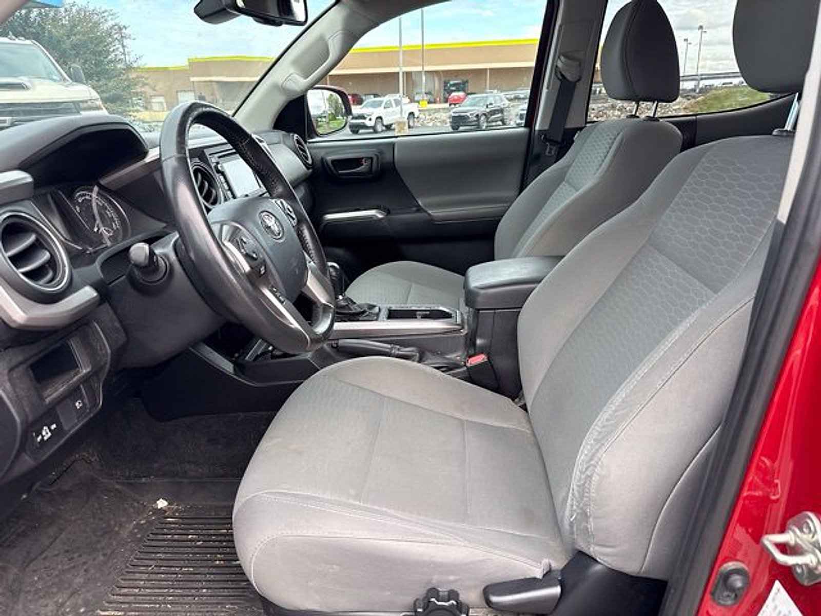 Used 2018 Toyota Tacoma SR5 AWD/4WD image 12