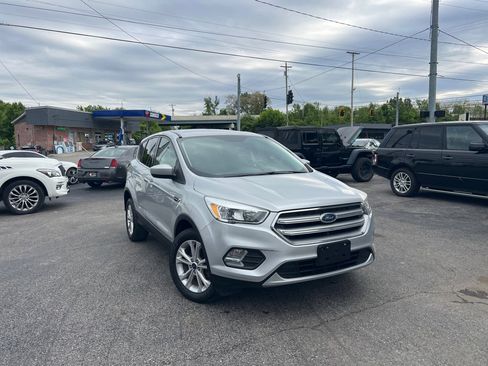 Used 2017 Ford Escape SE w/ SE Cold Weather Package AWD/4WD image 2