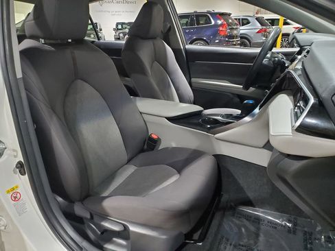 Used 2018 Toyota Camry LE image 13