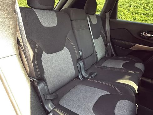 Used 2018 Jeep Cherokee Latitude w/ Safety Group AWD/4WD image 33