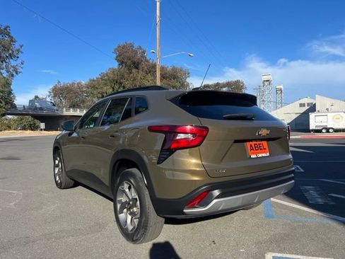 Used 2024 Chevrolet Trax LT FWD image 9