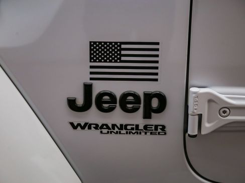 Used 2021 Jeep Wrangler Unlimited Sahara AWD/4WD image 8