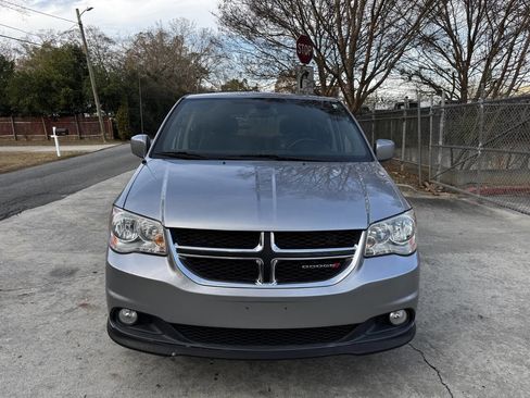 Used 2019 Dodge Grand Caravan SXT image 2
