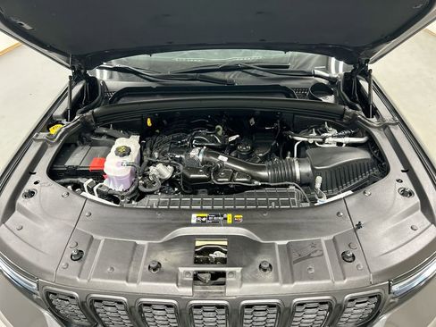 Used 2025 Jeep Grand Cherokee Limited w/ Black Appearance Package image 24