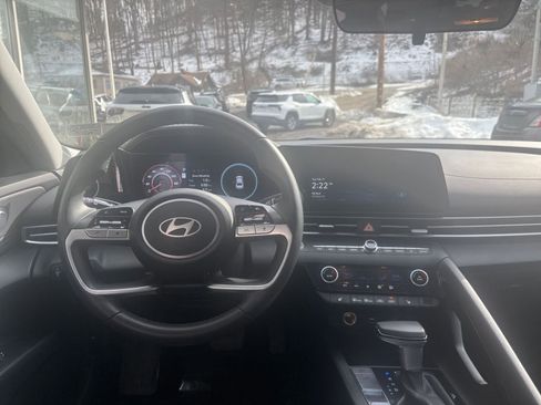 Used 2025 Hyundai Elantra SEL image 36