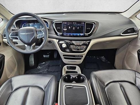Used 2023 Chrysler Pacifica Touring-L FWD image 18