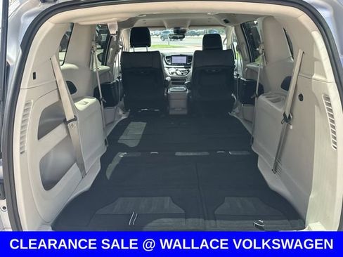 Used 2024 Chrysler Pacifica Touring-L FWD image 7