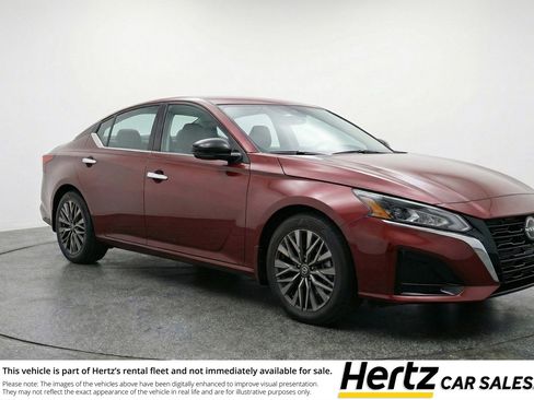 Used 2025 Nissan Altima 2.5 SV image 1