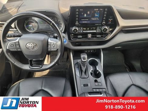 Used 2020 Toyota Highlander XLE AWD/4WD image 25