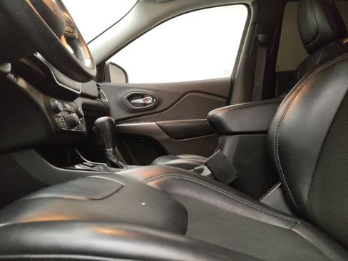Used 2019 Jeep Cherokee Latitude Plus FWD image 17