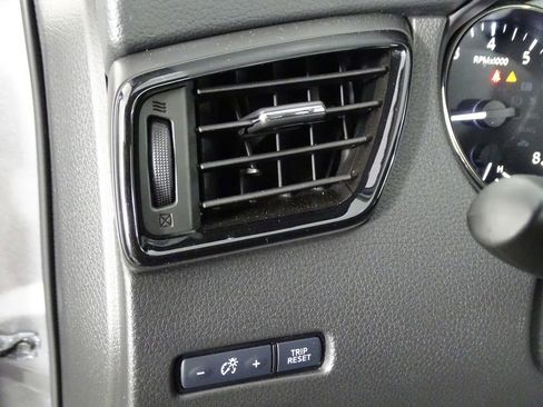 Used 2020 Nissan Rogue Sport SV image 18