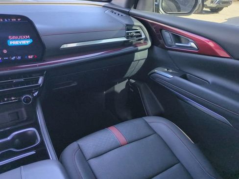 Used 2024 Chevrolet Traverse RS FWD image 20