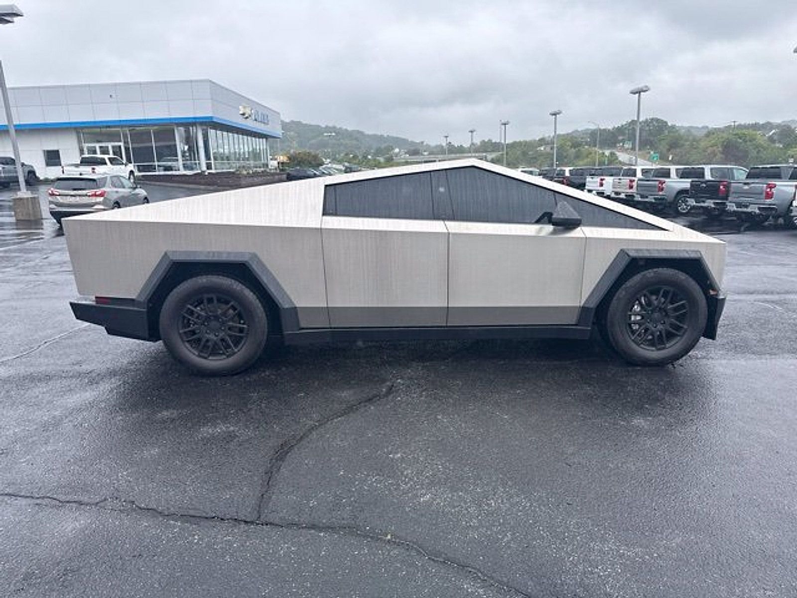 Used 2025 Tesla Cybertruck AWD Crew Cab image 4
