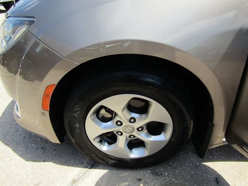 Used 2017 Chrysler Pacifica Touring-L Plus w/ Advanced Safetytec Group image 15