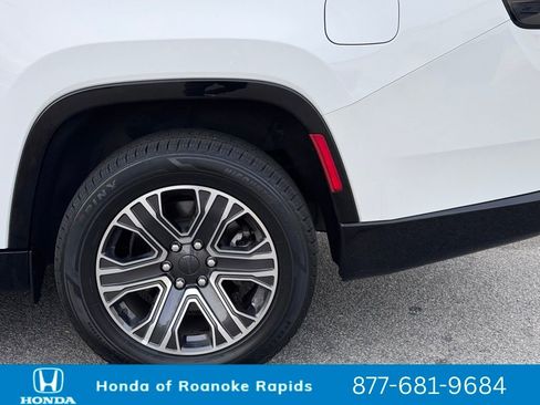 Used 2024 Jeep Wagoneer L Series II image 40