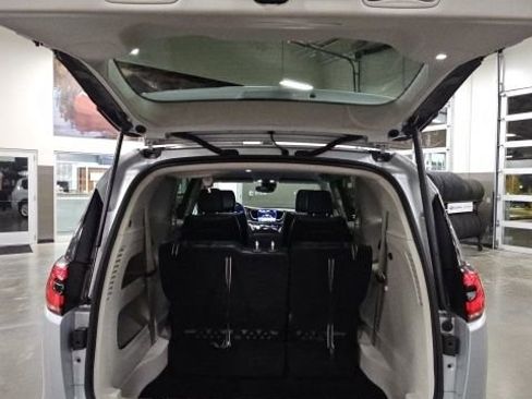 Used 2024 Chrysler Pacifica Touring-L image 34
