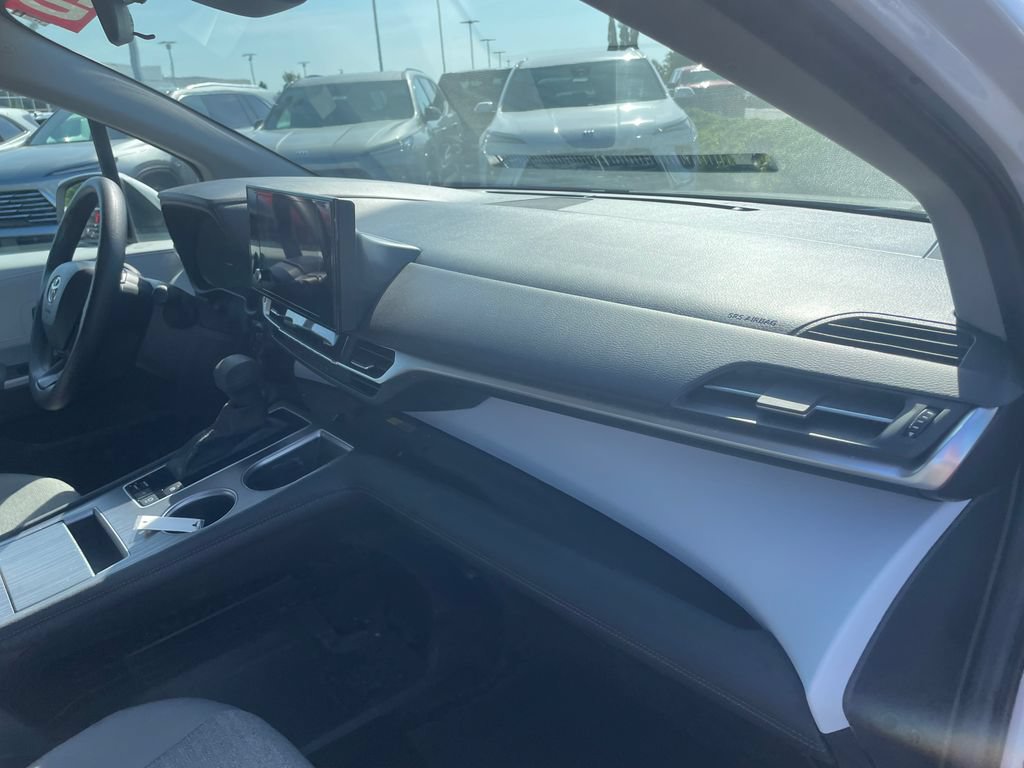 Used 2025 Toyota Sienna LE FWD image 30