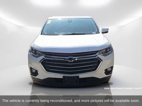 Used 2021 Chevrolet Traverse LT FWD image 2