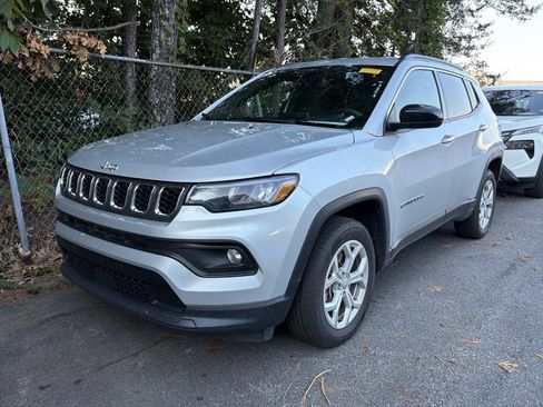 Used 2024 Jeep Compass Latitude AWD/4WD image 1
