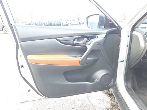 Used 2018 Nissan Rogue SL w/ Premium Package image 17