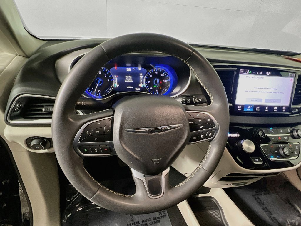 Used 2024 Chrysler Pacifica Touring-L FWD image 15