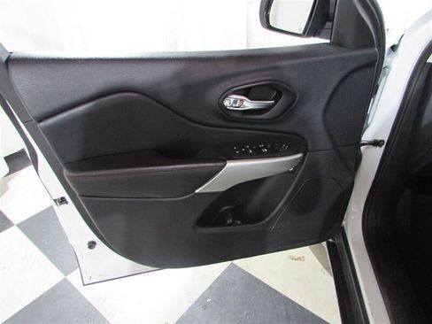 Used 2018 Jeep Cherokee Trailhawk image 48