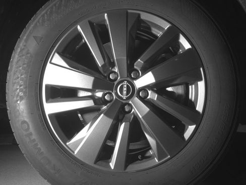 Used 2025 Nissan Pathfinder SV image 13