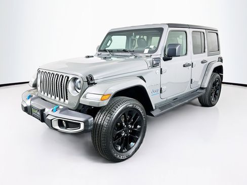 Used 2023 Jeep Wrangler Unlimited Sahara w/ Cold Weather Group AWD/4WD image 3