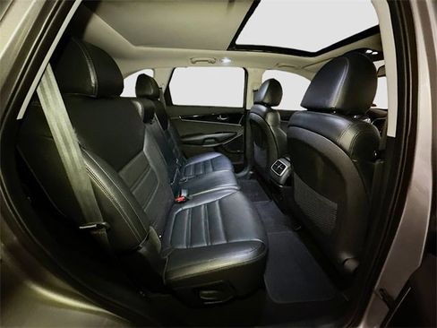 Used 2019 Kia Sorento SX image 21