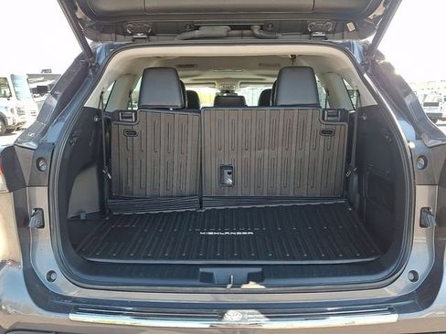 Used 2023 Toyota Highlander XLE AWD/4WD image 29