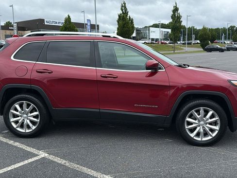 Used 2017 Jeep Cherokee Limited AWD/4WD image 3