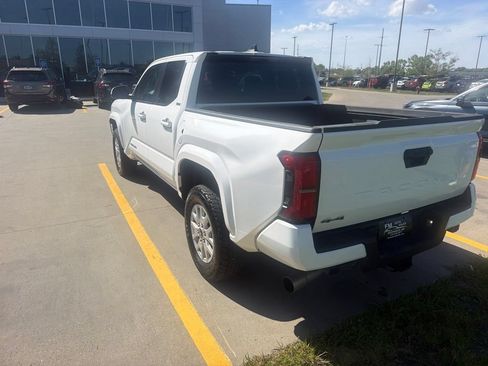 Used 2025 Toyota Tacoma SR5 AWD/4WD image 14