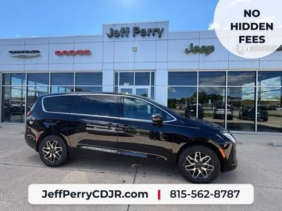 New 2027 Chrysler Pacifica Limited w/ Family Tech Group